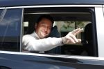 Amsterdam 10 juli 2024
Tino Martin zit achter in zijn auto en wordt gereden door chauffeur.