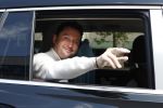 Amsterdam 10 juli 2024
Tino Martin zit achter in zijn auto en wordt gereden door chauffeur.