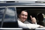 Amsterdam 10 juli 2024
Tino Martin zit achter in zijn auto en wordt gereden door chauffeur.