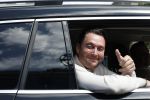 Amsterdam 10 juli 2024
Tino Martin zit achter in zijn auto en wordt gereden door chauffeur.
