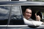 Amsterdam 10 juli 2024
Tino Martin zit achter in zijn auto en wordt gereden door chauffeur.