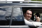 Amsterdam 10 juli 2024
Tino Martin zit achter in zijn auto en wordt gereden door chauffeur.