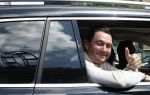 Amsterdam 10 juli 2024
Tino Martin zit achter in zijn auto en wordt gereden door chauffeur.