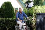 Laren Blaricum Huizen 8 juli 2024
Tom Egbers fietsen door het het gooi en genietend van het zonnetje .