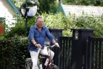Laren Blaricum Huizen 8 juli 2024
Tom Egbers fietsen door het het gooi en genietend van het zonnetje .
