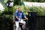 Laren Blaricum Huizen 8 juli 2024
Tom Egbers fietsen door het het gooi en genietend van het zonnetje .