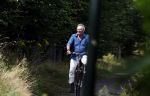 Laren Blaricum Huizen 8 juli 2024
Tom Egbers fietsen door het het gooi en genietend van het zonnetje .
