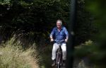 Laren Blaricum Huizen 8 juli 2024
Tom Egbers fietsen door het het gooi en genietend van het zonnetje .