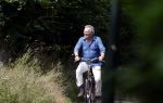 Laren Blaricum Huizen 8 juli 2024
Tom Egbers fietsen door het het gooi en genietend van het zonnetje .