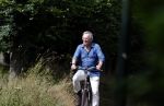 Laren Blaricum Huizen 8 juli 2024
Tom Egbers fietsen door het het gooi en genietend van het zonnetje .