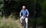 Laren Blaricum Huizen 8 juli 2024
Tom Egbers fietsen door het het gooi en genietend van het zonnetje .
