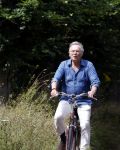 Laren Blaricum Huizen 8 juli 2024
Tom Egbers fietsen door het het gooi en genietend van het zonnetje .