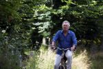 Laren Blaricum Huizen 8 juli 2024
Tom Egbers fietsen door het het gooi en genietend van het zonnetje .