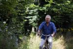 Laren Blaricum Huizen 8 juli 2024
Tom Egbers fietsen door het het gooi en genietend van het zonnetje .
