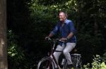 Laren Blaricum Huizen 8 juli 2024
Tom Egbers fietsen door het het gooi en genietend van het zonnetje .