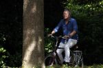 Laren Blaricum Huizen 8 juli 2024
Tom Egbers fietsen door het het gooi en genietend van het zonnetje .