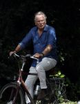 Laren Blaricum Huizen 8 juli 2024
Tom Egbers fietsen door het het gooi en genietend van het zonnetje .