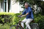 Laren Blaricum Huizen 8 juli 2024
Tom Egbers fietsen door het het gooi en genietend van het zonnetje .