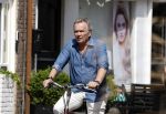 Laren Blaricum Huizen 8 juli 2024
Tom Egbers fietsen door het het gooi en genietend van het zonnetje .