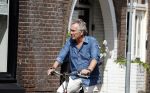 Laren Blaricum Huizen 8 juli 2024
Tom Egbers fietsen door het het gooi en genietend van het zonnetje .