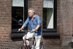 Laren Blaricum Huizen 8 juli 2024
Tom Egbers fietsen door het het gooi en genietend van het zonnetje .