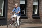 Laren Blaricum Huizen 8 juli 2024
Tom Egbers fietsen door het het gooi en genietend van het zonnetje .
