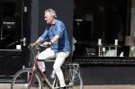 Laren Blaricum Huizen 8 juli 2024
Tom Egbers fietsen door het het gooi en genietend van het zonnetje .