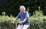 Laren Blaricum Huizen 8 juli 2024
Tom Egbers fietsen door het het gooi en genietend van het zonnetje .