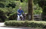 Laren Blaricum Huizen 8 juli 2024
Tom Egbers fietsen door het het gooi en genietend van het zonnetje .