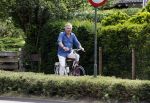 Laren Blaricum Huizen 8 juli 2024
Tom Egbers fietsen door het het gooi en genietend van het zonnetje .