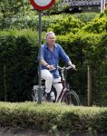 Laren Blaricum Huizen 8 juli 2024
Tom Egbers fietsen door het het gooi en genietend van het zonnetje .