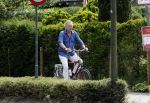 Laren Blaricum Huizen 8 juli 2024
Tom Egbers fietsen door het het gooi en genietend van het zonnetje .