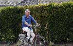 Laren Blaricum Huizen 8 juli 2024
Tom Egbers fietsen door het het gooi en genietend van het zonnetje .