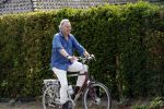 Laren Blaricum Huizen 8 juli 2024
Tom Egbers fietsen door het het gooi en genietend van het zonnetje .