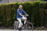 Laren Blaricum Huizen 8 juli 2024
Tom Egbers fietsen door het het gooi en genietend van het zonnetje .