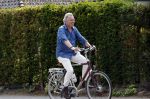 Laren Blaricum Huizen 8 juli 2024
Tom Egbers fietsen door het het gooi en genietend van het zonnetje .