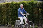 Laren Blaricum Huizen 8 juli 2024
Tom Egbers fietsen door het het gooi en genietend van het zonnetje .