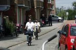 Amsterdam 4 juli 2024
Twan Huys met zijn vrouw op de fiets in het centrum van Amsterdam.