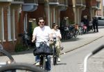 Amsterdam 4 juli 2024
Twan Huys met zijn vrouw op de fiets in het centrum van Amsterdam.