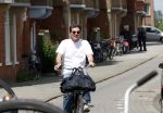 Amsterdam 4 juli 2024
Twan Huys met zijn vrouw op de fiets in het centrum van Amsterdam.