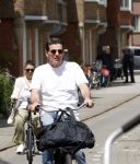Amsterdam 4 juli 2024
Twan Huys met zijn vrouw op de fiets in het centrum van Amsterdam.