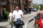 Amsterdam 4 juli 2024
Twan Huys met zijn vrouw op de fiets in het centrum van Amsterdam.