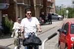 Amsterdam 4 juli 2024
Twan Huys met zijn vrouw op de fiets in het centrum van Amsterdam.