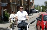 Amsterdam 4 juli 2024
Twan Huys met zijn vrouw op de fiets in het centrum van Amsterdam.