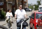 Amsterdam 4 juli 2024
Twan Huys met zijn vrouw op de fiets in het centrum van Amsterdam.