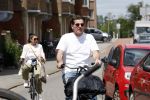 Amsterdam 4 juli 2024
Twan Huys met zijn vrouw op de fiets in het centrum van Amsterdam.