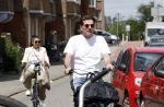 Amsterdam 4 juli 2024
Twan Huys met zijn vrouw op de fiets in het centrum van Amsterdam.