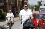 Amsterdam 4 juli 2024
Twan Huys met zijn vrouw op de fiets in het centrum van Amsterdam.