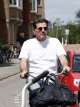 Amsterdam 4 juli 2024
Twan Huys met zijn vrouw op de fiets in het centrum van Amsterdam.