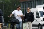 Amsterdam 4 juli 2024
Twan Huys met zijn vrouw op de fiets in het centrum van Amsterdam.